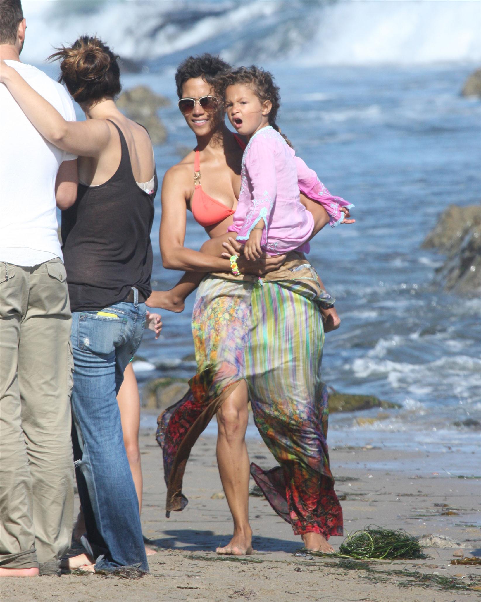 Halle Berry spends her 45th birthday on Malibu Beach photos | Picture 59750